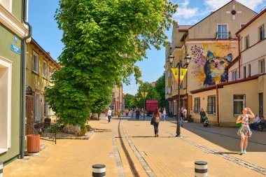 Zelenogradsk, Rusya - Haziran 02, 2021: Kurortny Prospekt yazın. Turistler cadde boyunca yürüyorlar.