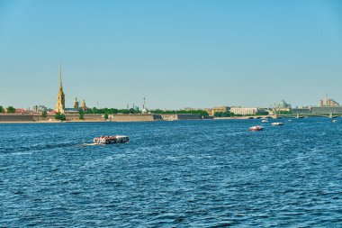 Saint-Petersburg, Rusya - Haziran 07, 2021: Gündüz vakti Neva seti. Petropavlovskaya Kalesi.