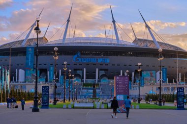 Saint-Petersburg, Rusya - Haziran 2021: EURO 2020 Avrupa Futbol Şampiyonası sırasında gün batımında Gazprom Arena