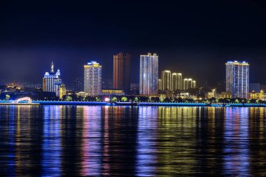 Blagoveshchensk, Rusya - 25 Haziran 2020: Blagoveshchensk şehrinin setinden Çin 'in Heihe şehrine bakış. Gecenin ışıkları Amur nehrinin yansımasında.