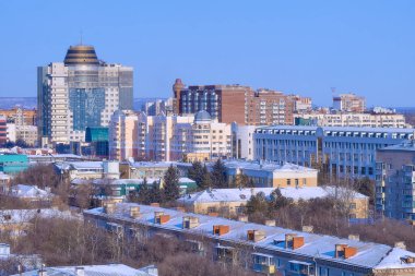 Rusya, Blagoveshchensk, 18 Ocak 2021: Blagoveshchensk şehri kışın yüksek bir yerden görülüyor