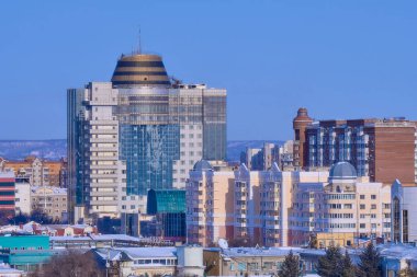 Rusya, Blagoveshchensk, 18 Ocak 2021: Blagoveshchensk şehri kışın yüksek bir yerden görülüyor