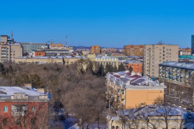 Rusya, Blagoveshchensk, 18 Ocak 2021: Blagoveshchensk şehri kışın yüksek bir yerden görülüyor