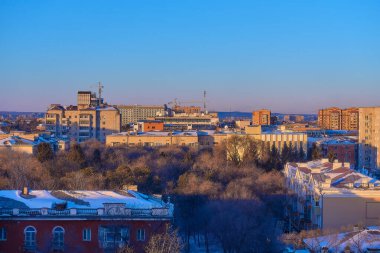 Rusya, Blagoveshchensk, 18 Ocak 2021: Blagoveshchensk şehri kışın yüksek bir yerden görülüyor
