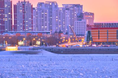 BLAGOVESHCHENSK, Rusya - Şubat 01, 2021: Blagoveshchensk seti üzerinden Çin 'in Heihe kentinin manzarası. Amur Nehri buzun altında.