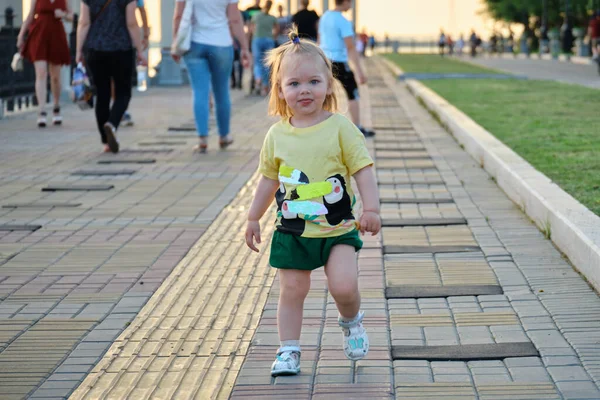 Little Girl Walks Sunset Amur River Embankment City Khabarovsk Russia — Stock Photo, Image