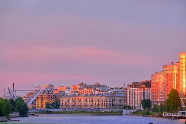 サンクトペテルブルク ロシア 2021年6月9日 日没時にネフスキー湾地域の新しい家 ボートやボートが水上を移動します — ストック写真