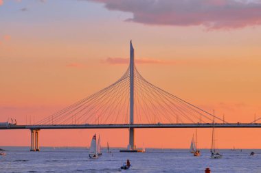 Saint-Petersburg, Rusya - Haziran 2021: Bolshoy Obukhov Köprüsü akşam üstü