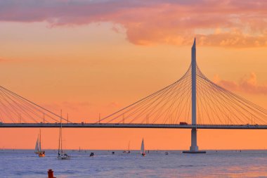 Saint-Petersburg, Rusya - Haziran 2021: Bolshoy Obukhov Köprüsü akşam üstü