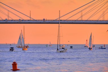 Saint-Petersburg, Rusya - Haziran 2021: Bolshoy Obukhov Köprüsü akşam üstü