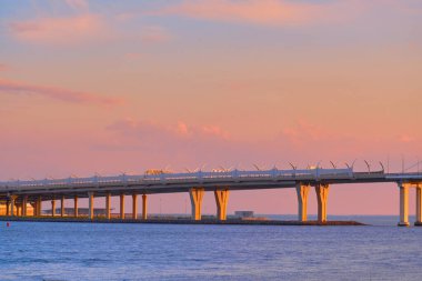 Saint-Petersburg, Rusya - Haziran 2021: Bolshoy Obukhov Köprüsü akşam üstü