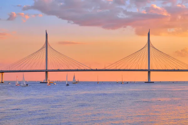 Saint-Petersburg, Rusya - Haziran 2021: Bolshoy Obukhov Köprüsü akşam üstü