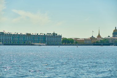 Saint-Petersburg, Rusya - Haziran 07, 2021 Neva gündüz seti. Kış Sarayı, Deniz Kuvvetleri.