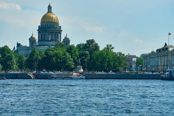 Αγία Πετρούπολη Ρωσία Ιουν 2021 Bolshaya Neva Embankment Καθεδρικός Ναός — Φωτογραφία Αρχείου