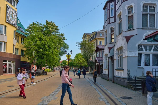 Zelenogradsk, Rusya - Haziran 02, 2021: Kurortny Prospekt yazın. Turistler cadde boyunca yürüyorlar