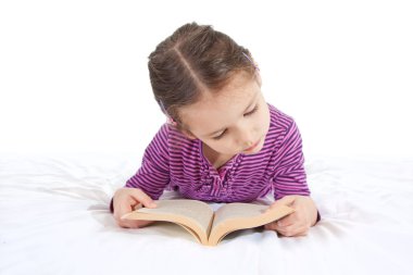 Kitap okuyan genç kız.