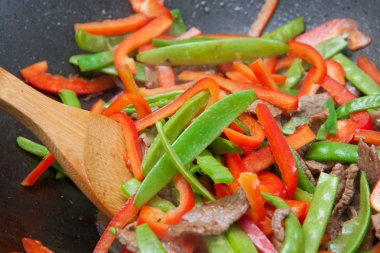 pişirme et ve taze sebze kizartma