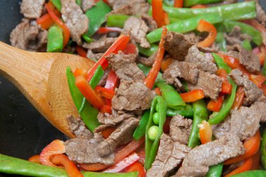 eti ve taze sebze kizartma wok içinde pişirme
