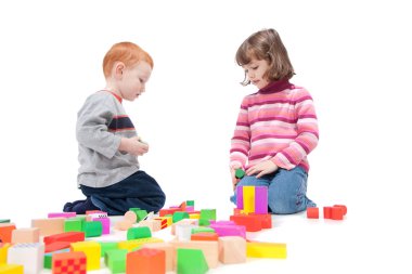 renkli bloklar ile oynayan çocuklar