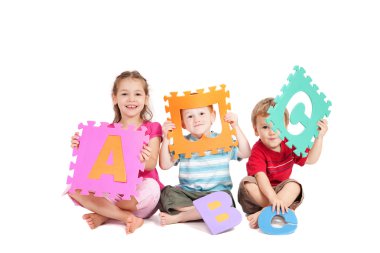 Çocuklar eğleniyor öğrenmeye alfabe abc
