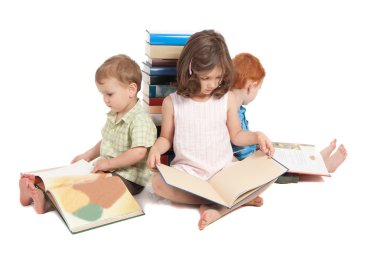 Çocuklar kitap okuyor.