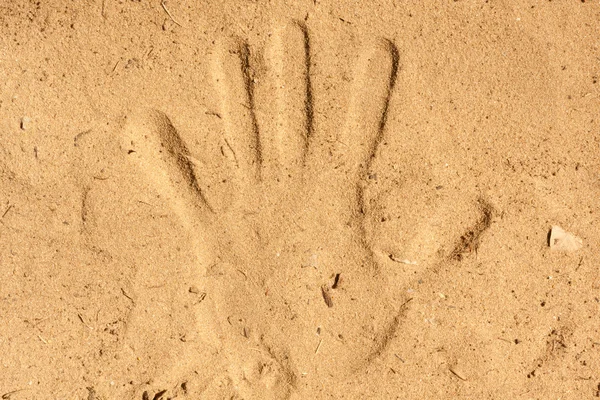 Handprint in dry sand — Stock Photo, Image