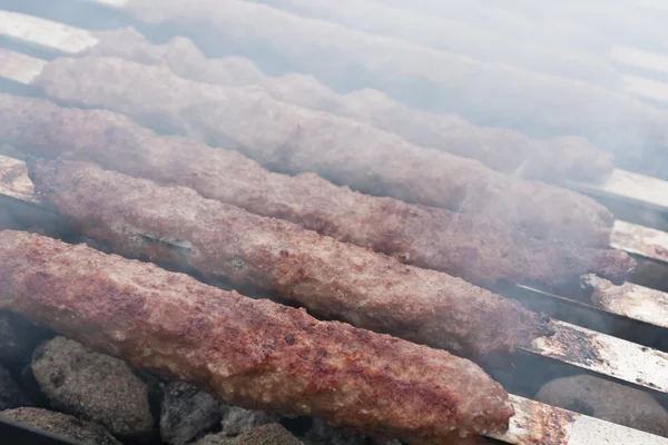 Kebab vaření na grilu — Stock fotografie