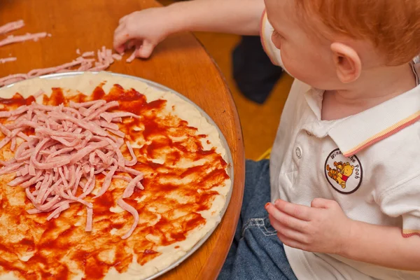 Chlapec dělat pizzu — Stock fotografie