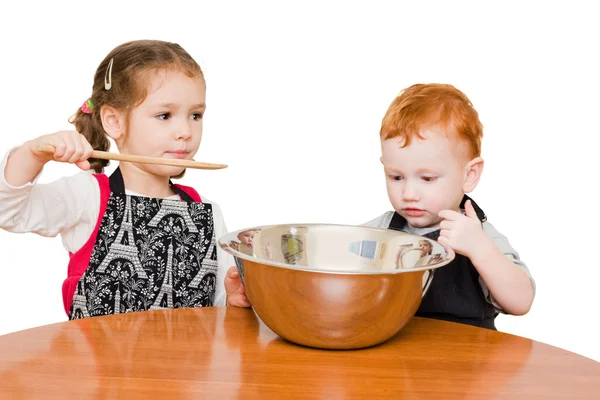 Crianças fazendo bolo na cozinha — Fotografia de Stock