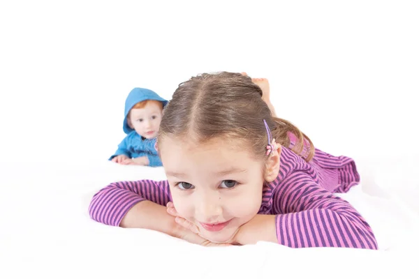 Muchacha sonriente y niños mintiendo — Foto de Stock