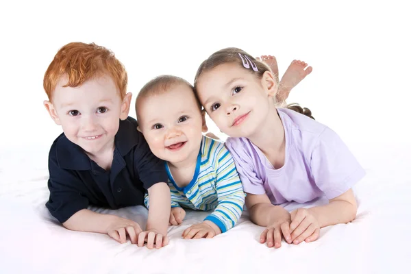 Kinder liegen auf dem Bett — Stockfoto