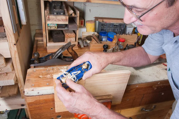 Lavorazione del legno senior con piano di bordatura — Foto Stock