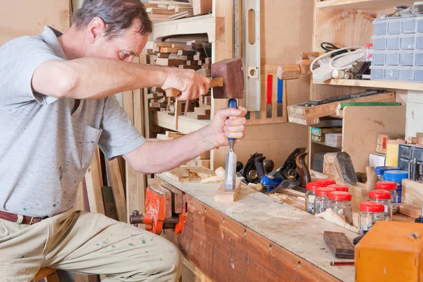 Using chisel on workbench — Stock Photo, Image