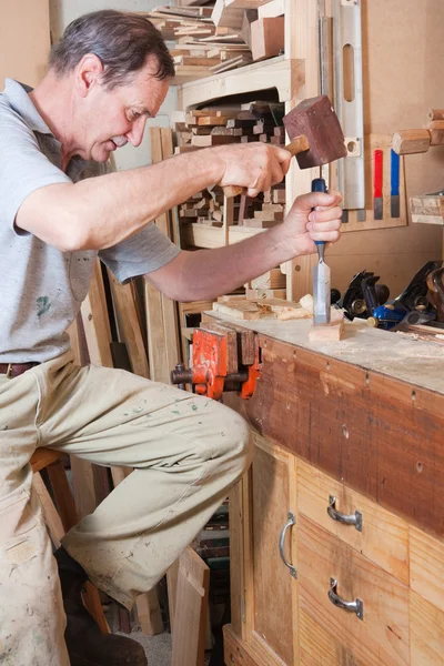Chiseling on workbench — Stock Photo, Image