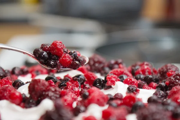 Украшение торта с ягодами — стоковое фото