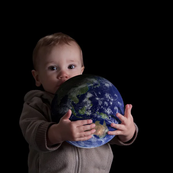 Niño holding mundo —  Fotos de Stock