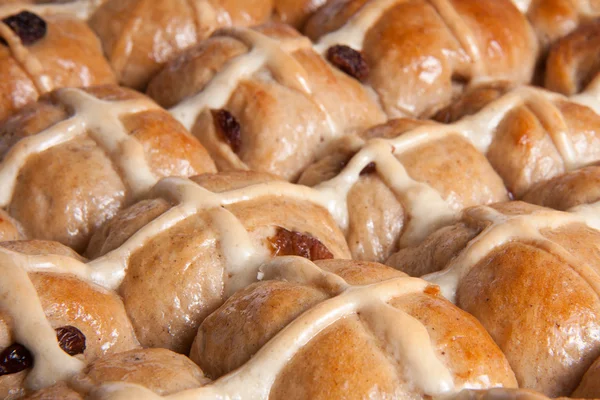 Närbild av färsk hot cross kaffebröd bakning — Stockfoto