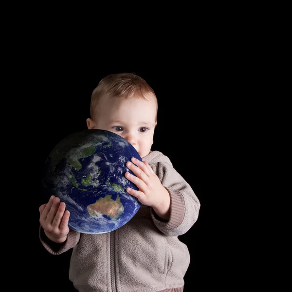 Junge hält seine zukünftige Welt — Stockfoto