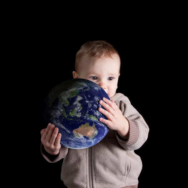 Ragazzo che tiene il suo mondo futuro — Foto Stock