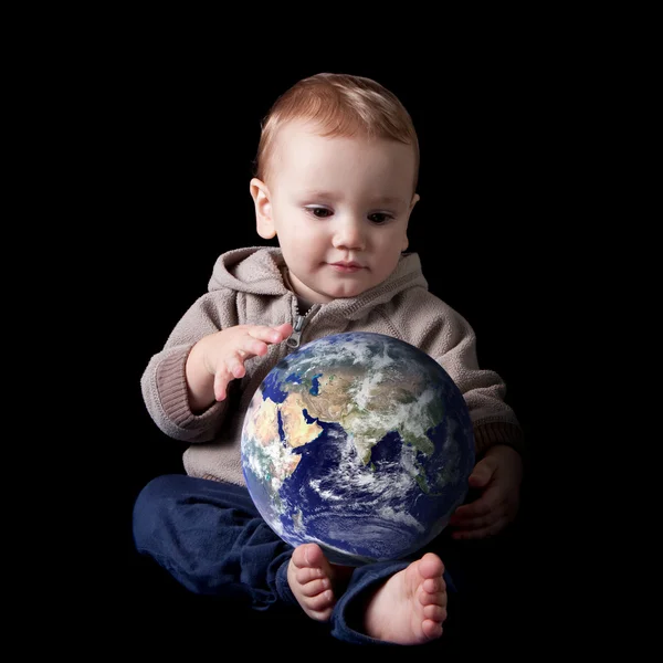 Niño sosteniendo su mundo futuro —  Fotos de Stock