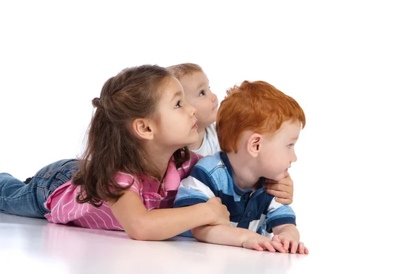 Tre bambini che guardano — Foto Stock