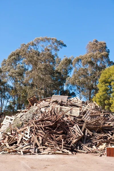 Haufen Rohholz zum Recyceln auf Mülldeponie — Stockfoto