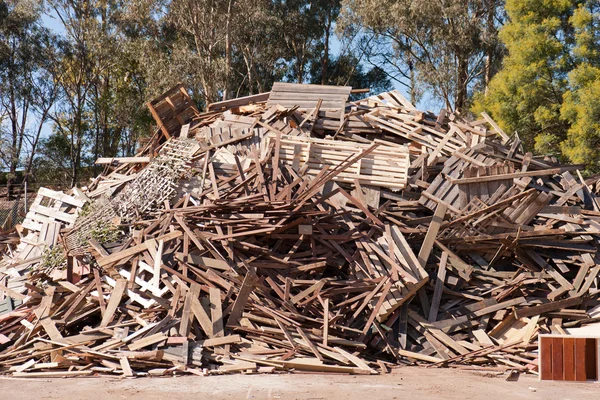 Haufen Rohholz zum Recyceln — Stockfoto