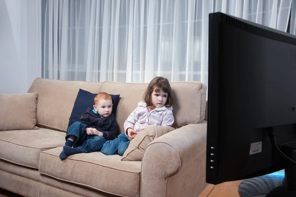 Kids watching television — Stock Photo, Image