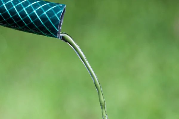 Primo piano dell'acqua che scorre dal tubo da giardino — Foto Stock