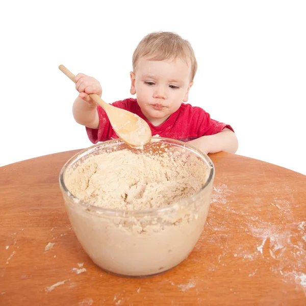 Μικρό παιδί ανάδευσης μίγμα κέικ — Φωτογραφία Αρχείου