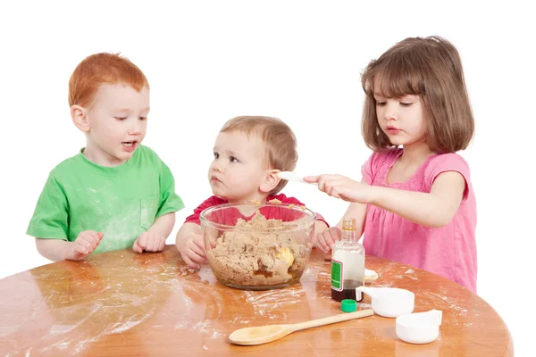 Kinder backen Kuchen — Stockfoto