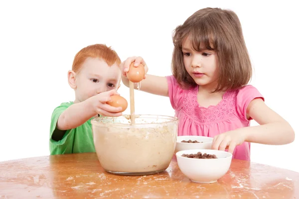 Bambini cottura biscotti gocce di cioccolato — Foto Stock