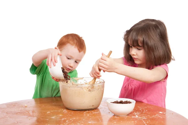Pişirme sırasında çocuklar — Stok fotoğraf