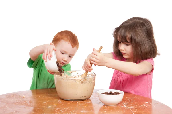 Niños mientras hornean —  Fotos de Stock